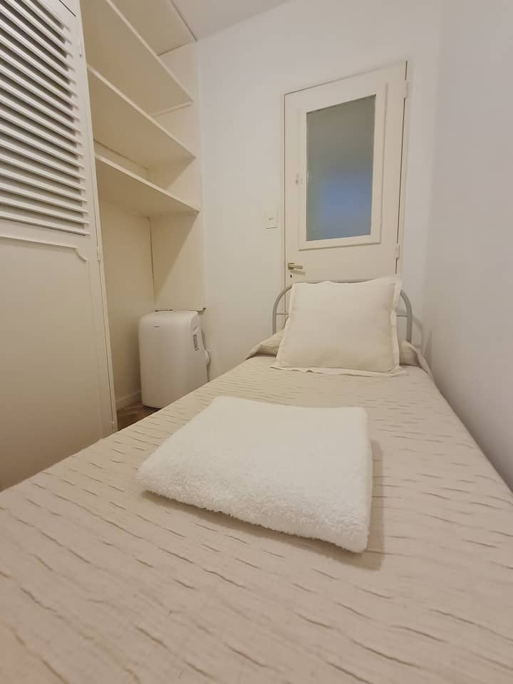 חדר קטן ליחיד, עם שלט ומזגן בשפע.