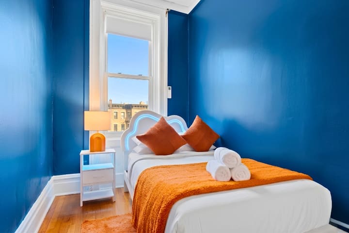 Chambre confortable avec une configuration unique de lits jumeaux