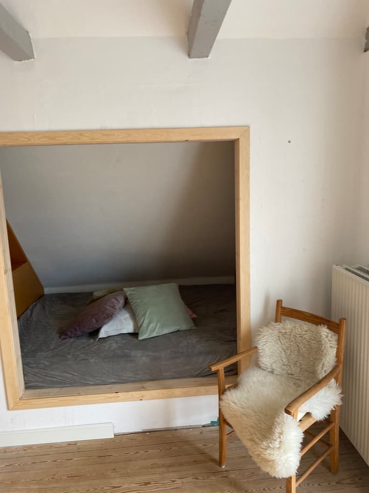 Alcove furnished with 160 * 200 box spring and TV.