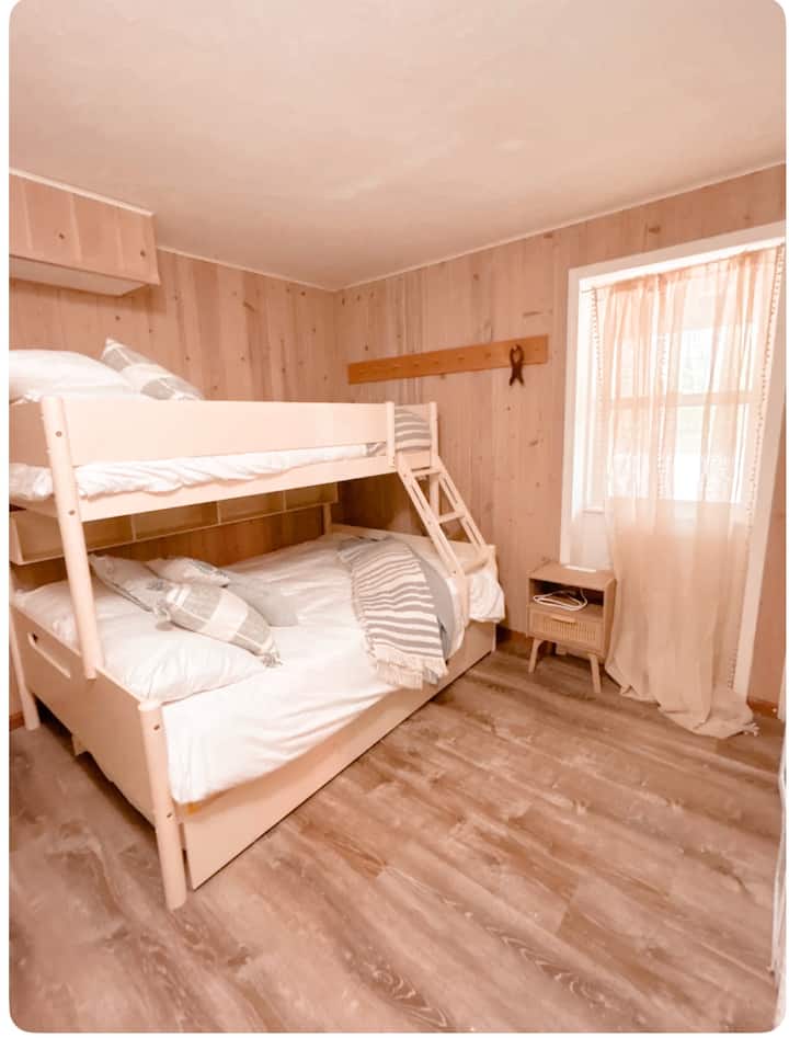 地下室卧室。可供4人入住，配有一张单人上下铺、一张双人床和一张双人带轮床。 最适合较小的成年人或儿童入住。 