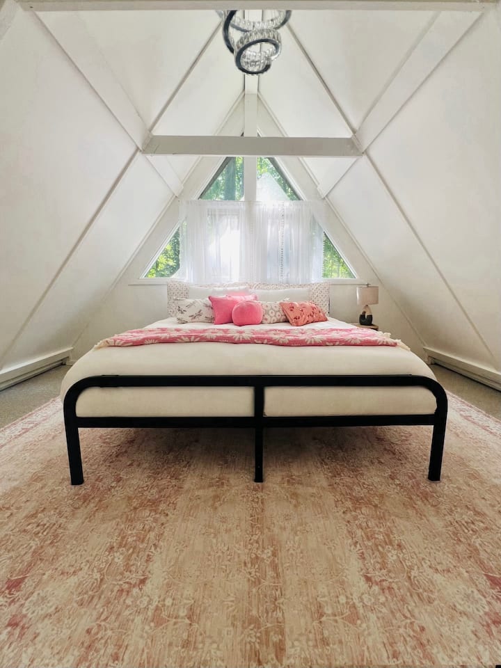 这间梦幻般的卧室可俯瞰树木、童话般的故事，如后院和露台/露台。 这个房间里有很多放松和禅意。 