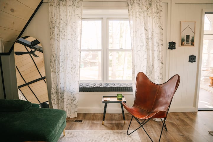 美丽的靠窗座椅配有定制坐垫，您可以在阅读或小睡时欣赏到户外美景。 