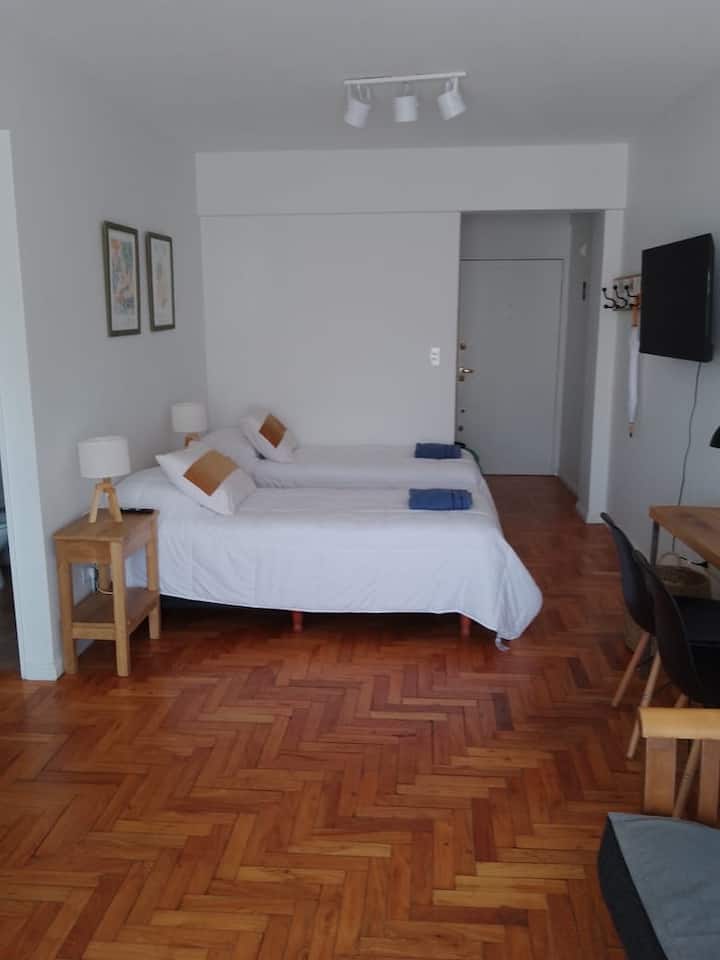 Ak si rezervuje iba jedna osoba, spálňa sa poskytuje s jedným lôžkom. 
Ak je rezervácia pre jednu osobu, upozorňujeme, že bude pripravené len jedno samostatné lôžko.