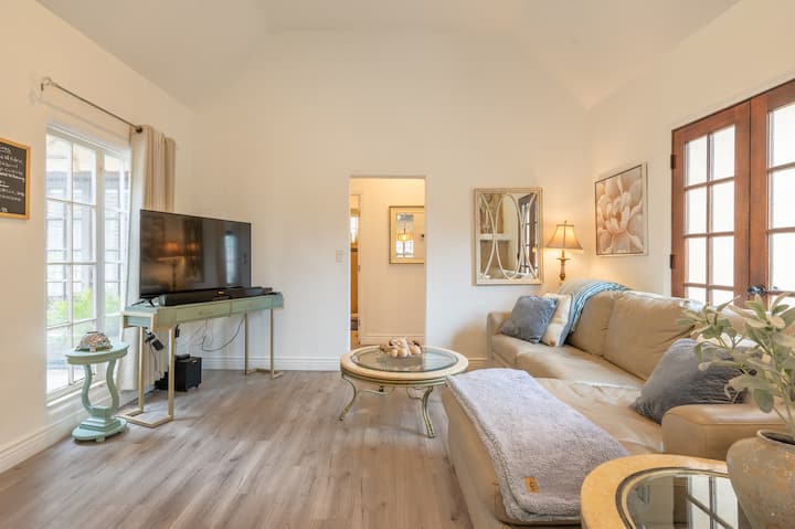 Charming 5 Bedroom Near Beach - パシフィック・グローブ, CA