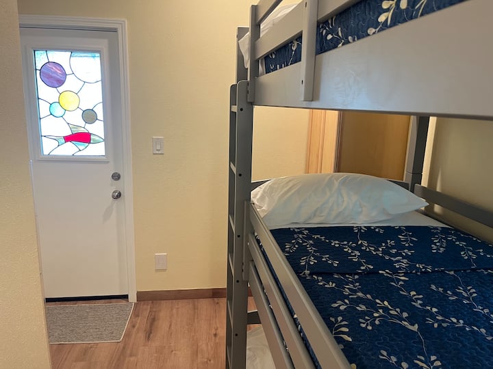 Dormitorio inferior
Con litera triple
Fir the Kids
El anexo está lleno
Bah también