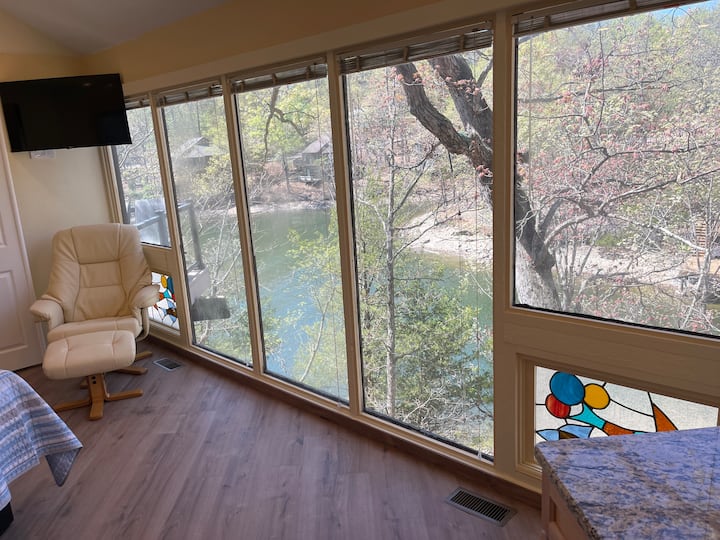 Dormitorio principal de piso de vidrio al techo con vistas al LAGO