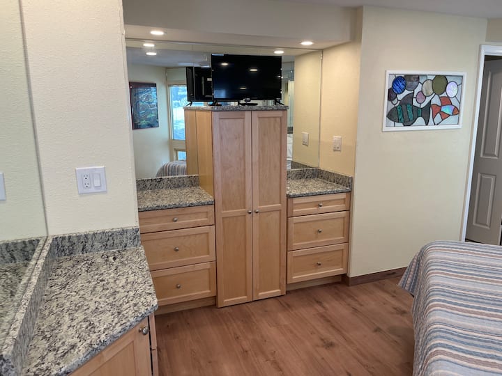 Huésped de nivel inferior Dormitorio fuera de la sala de estar principal Baño completo adjunto
Tops de granito en los pisos de madera