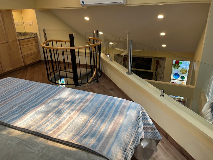 Dormitorio del loft
Cama tamaño king 
Baño completo