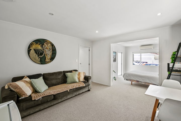 Lavish Oasis In Strandon - Short Term Availability - New Plymouth