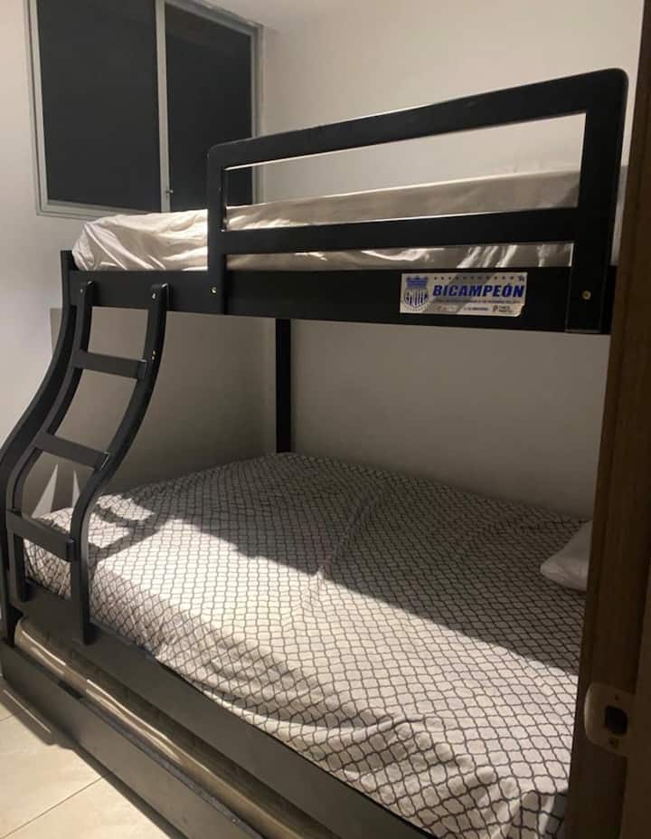 这间客房设有一张双层床，配有3张床垫，上、中、下