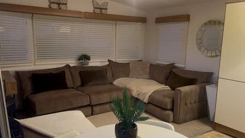 Top Airbnb: Fresh Bright Rental in Brixham
