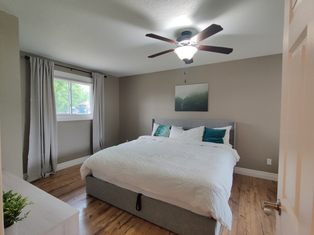 1号卧室配有一张加大双人床。 