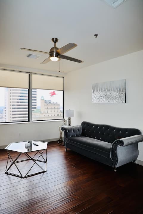 Top performing Airbnb: Luxx 1BR | City Views | Parking Included in Main Street District