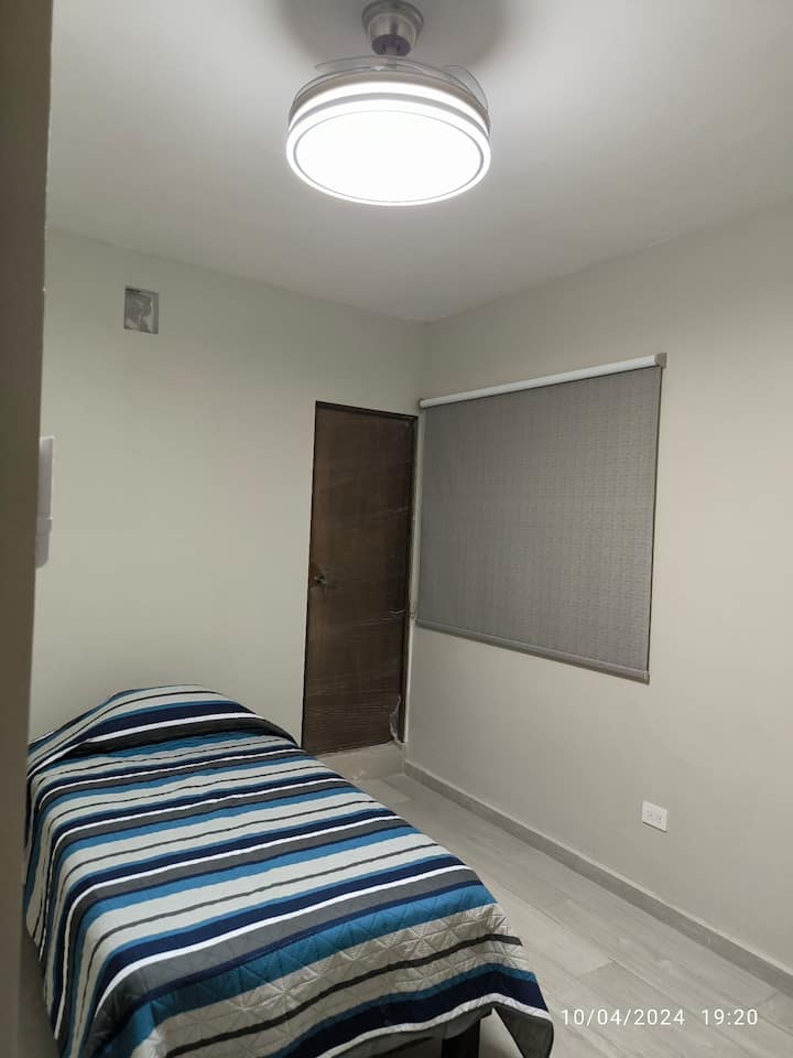 Chambre spacieuse avec 1 lit simple, dispose d'un bon éclairage et d'un ventilateur rétractable avec télécommande pour sélectionner différents modes d'éclairage et de ventilation. Salle de bain privée.