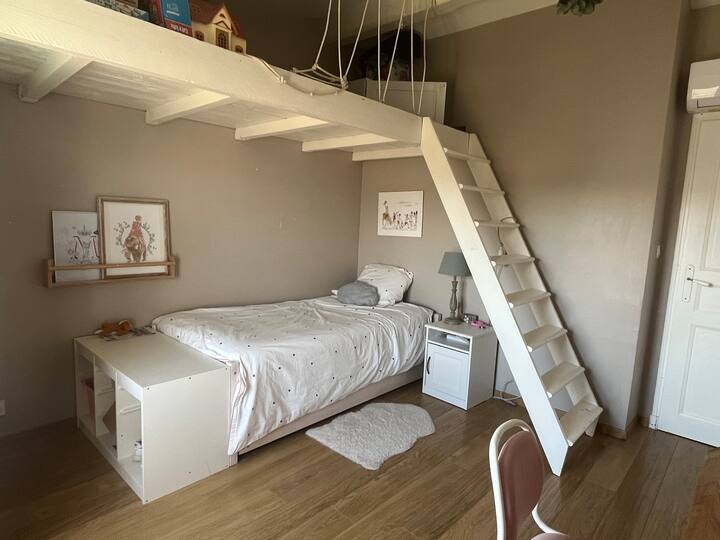 ห้องนอนชั้นบนเตียงใน 90 