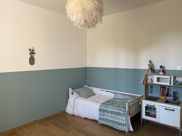 ห้องนอน 2 ชั้นล่างเตียงเดี่ยว 