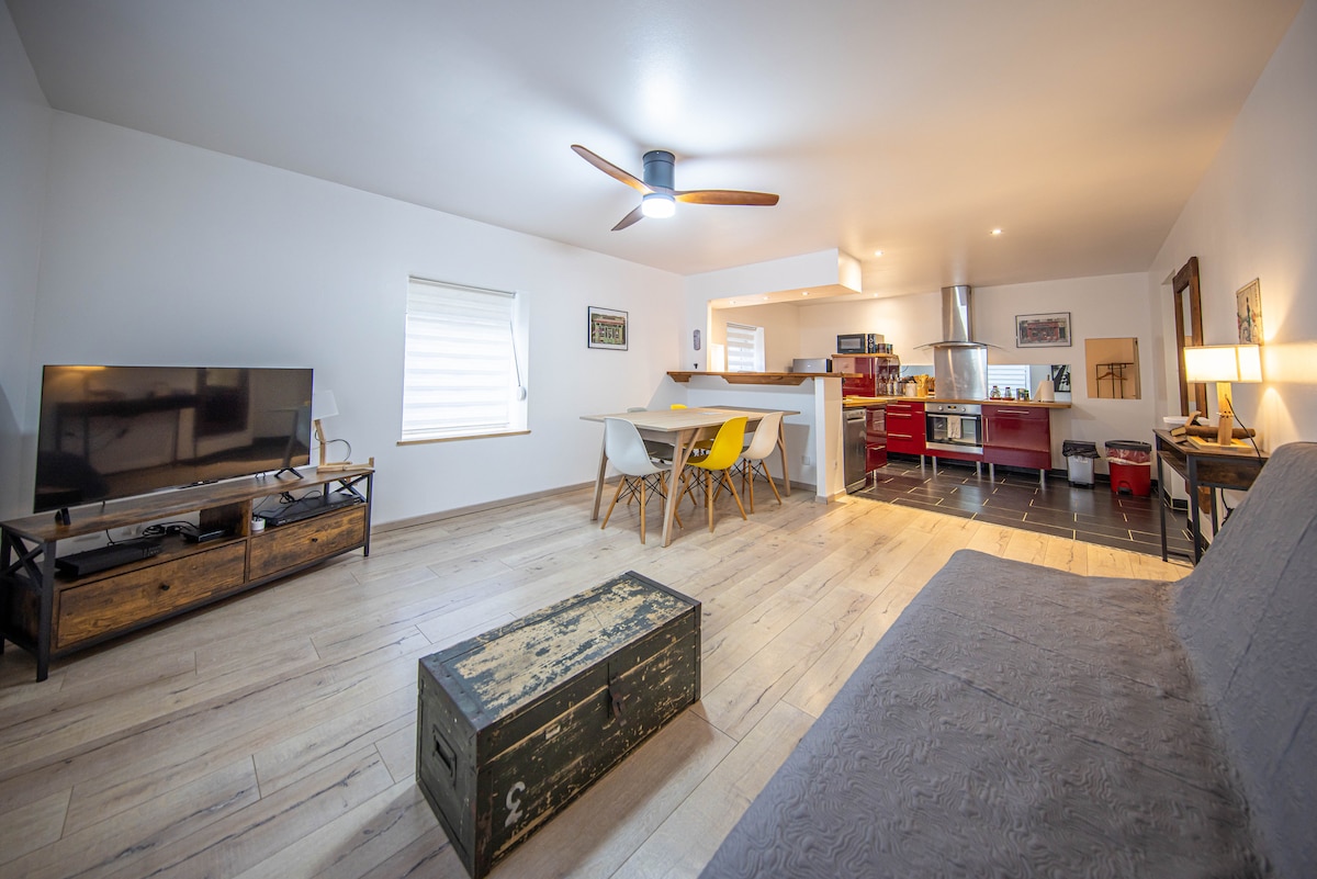 Gran salón abierto a la cocina y la mesa de comedor