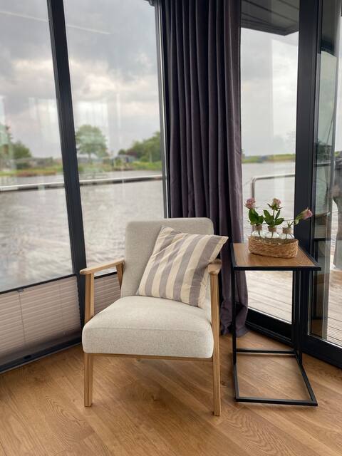 Popular Airbnb listing: Houseboat Maron in Anjum Noordoost
