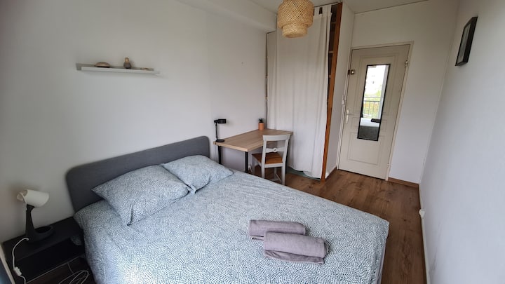 Hvile og blidhed
140 cm dobbeltseng for en afslappende søvn.

