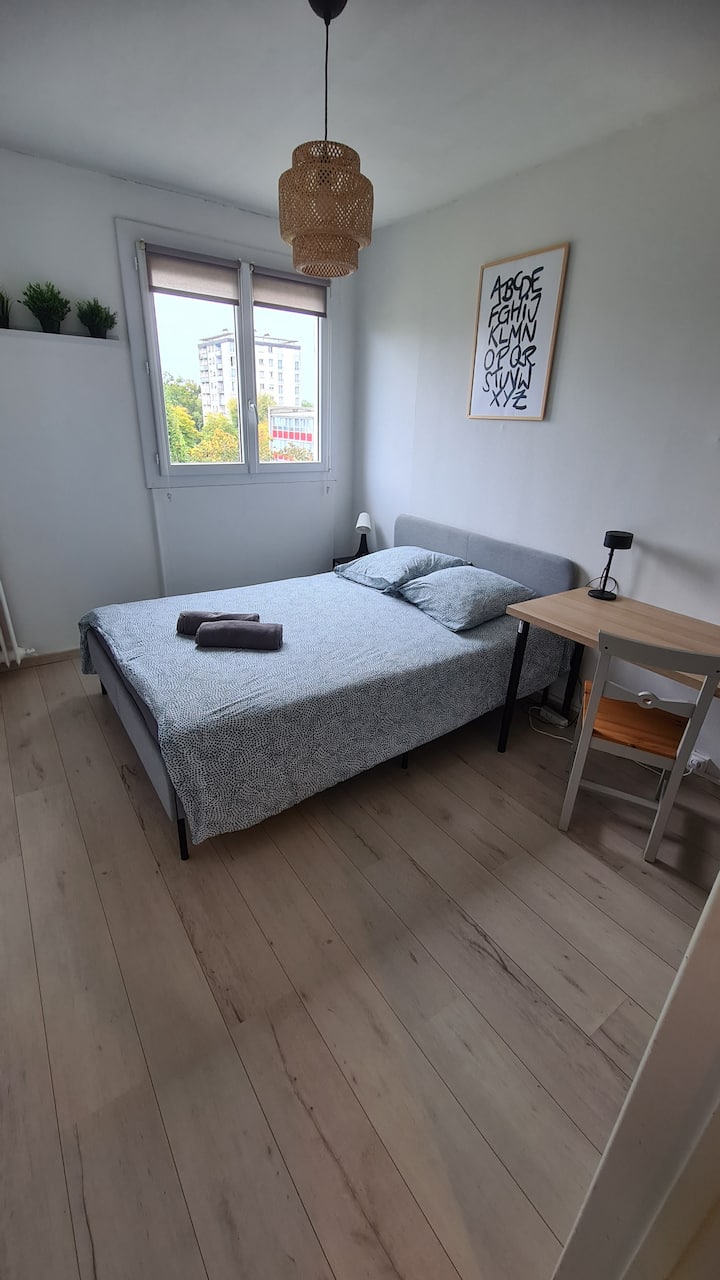 Soveværelse med dobbeltseng 140 cm
Et hyggeligt og behageligt sted til fredfyldte nætter.

