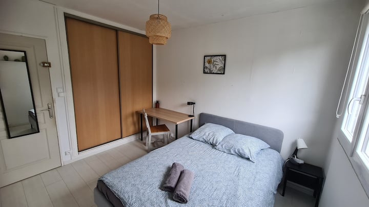 Hvile og blidhed
Dobbeltseng 140 cm for en rolig søvn.

