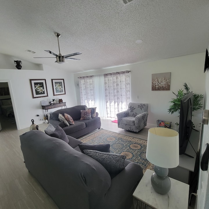 Cozy Stay - Deltona, FL
