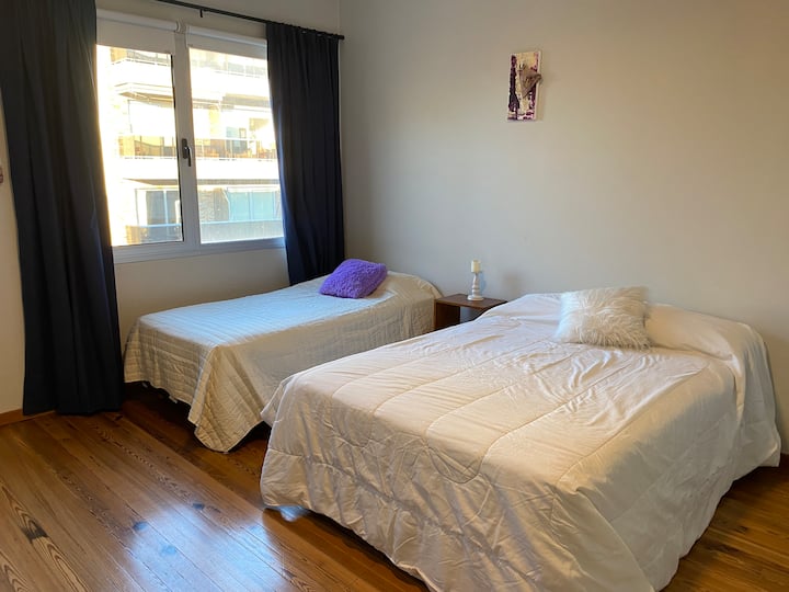 Quarto em apartamento com 1 dormitório em Saavedra