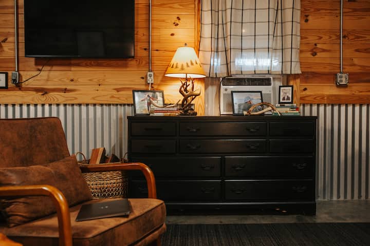 Star Buck Cabin + Hot Tub: Couples' Cozy Getaway - North Carolina