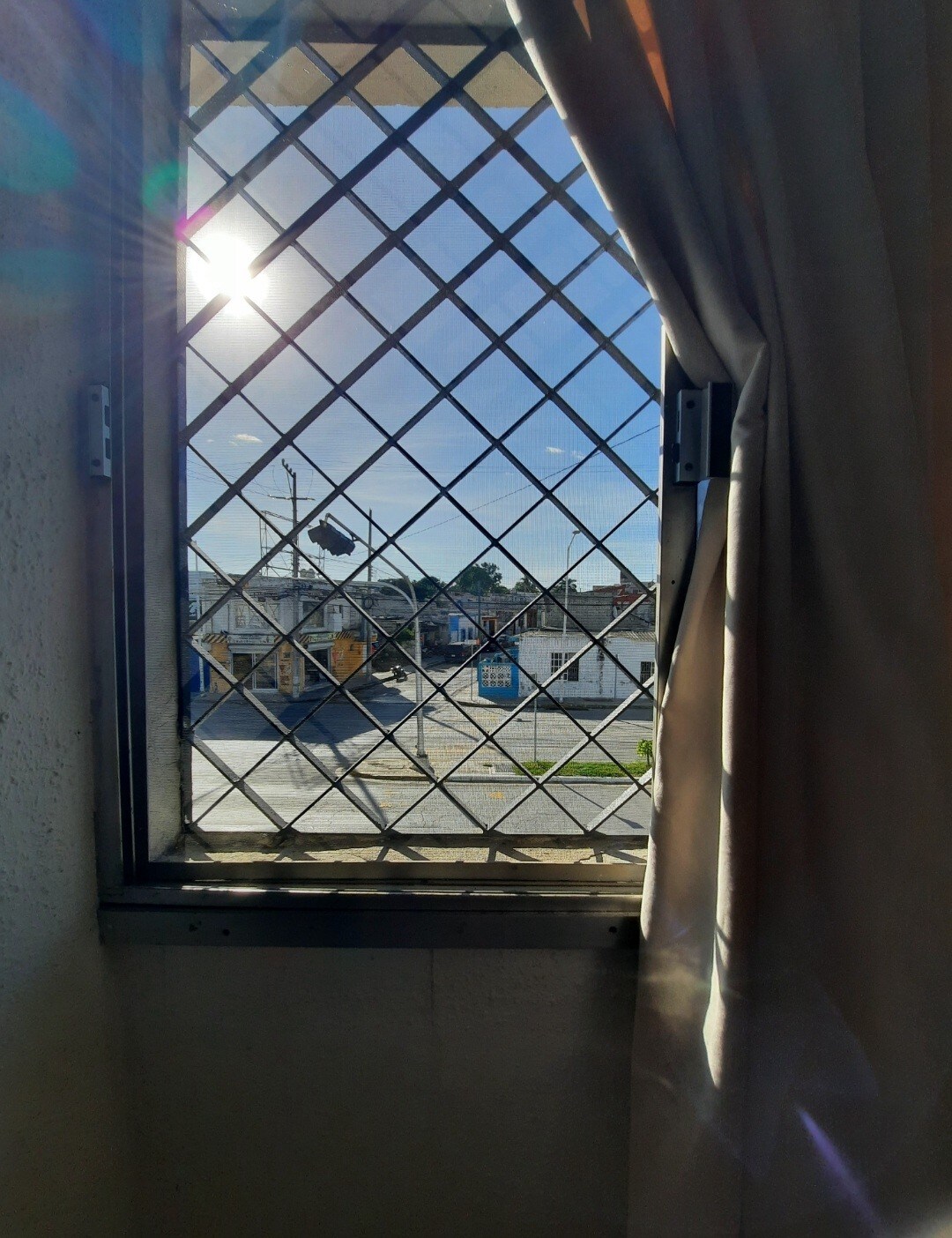 إطلالة من غرفة النوم إلى الخارج.  