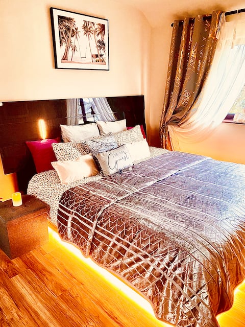 Entire Home in picturesque village of Lymm