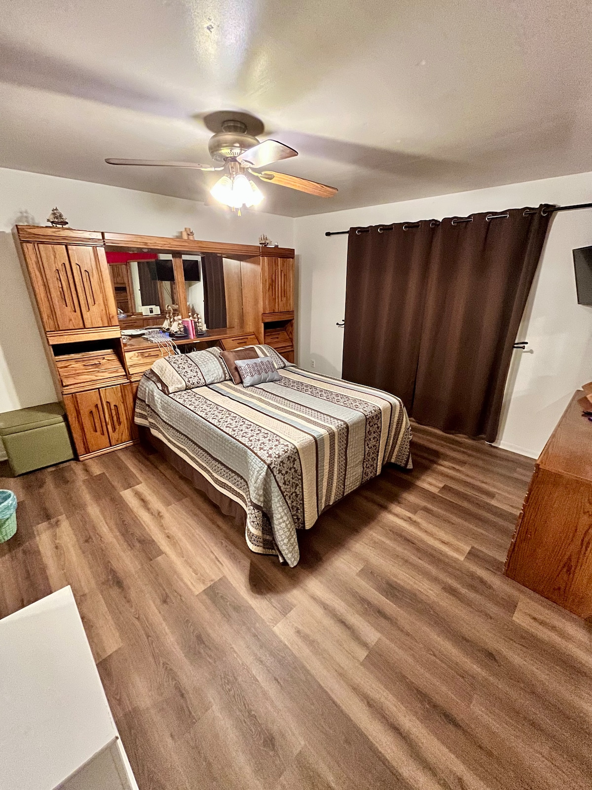 Krevat dopio "queen" shumë i rehatshëm dhe shumë hapësirë për ruajtje në dhomën e gjumit