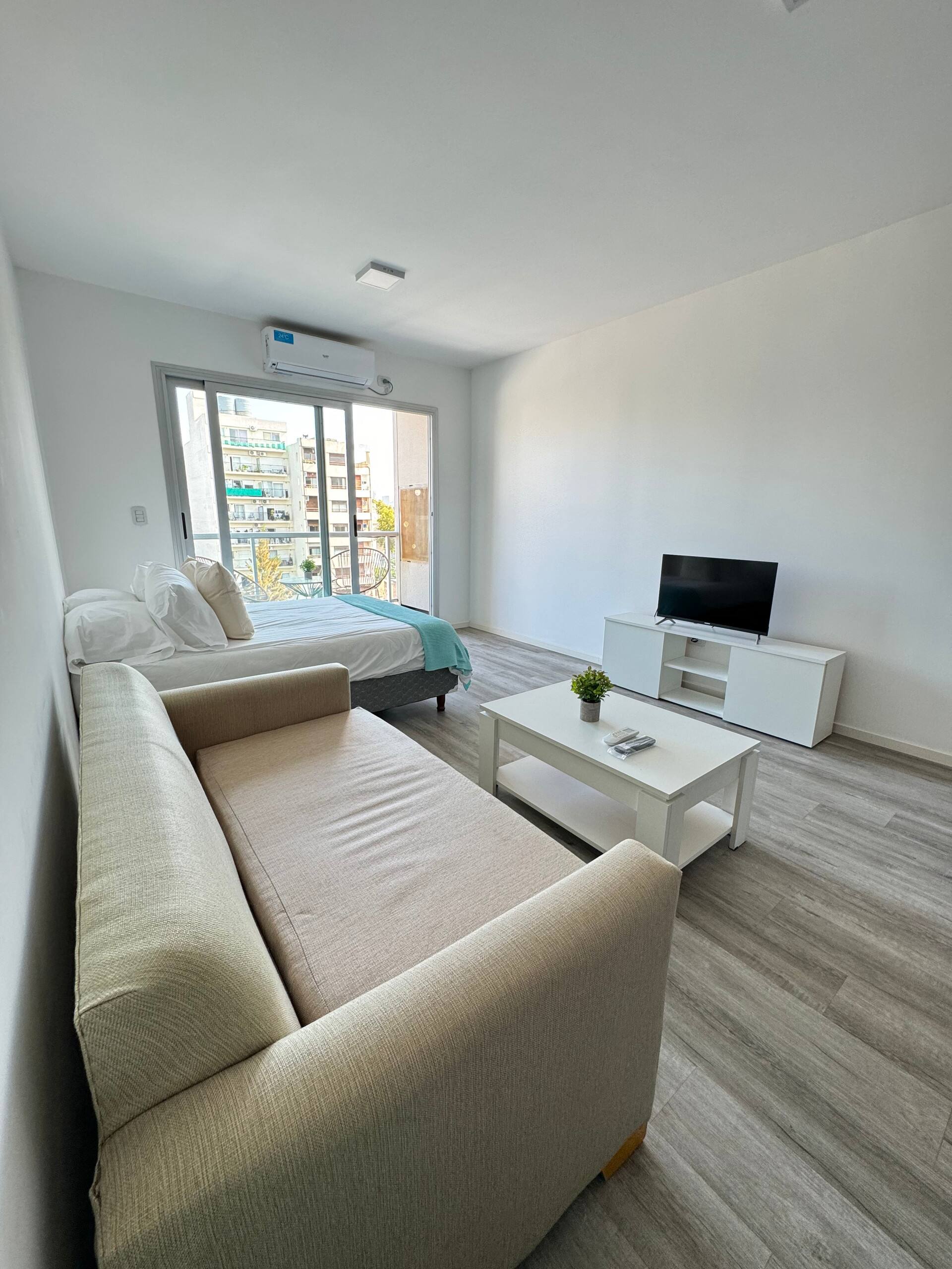 Studio with balcony and grill, close to outlets