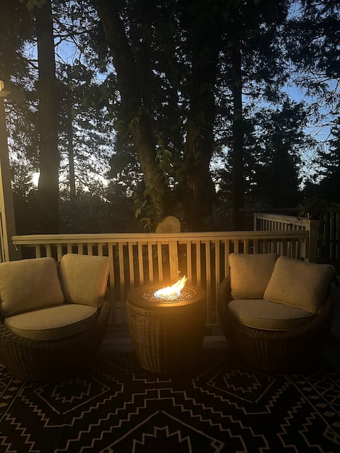 Treehouse Acres
Fireplace, Brand New Jacuzzi!