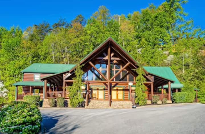 Swim Spa Pool | Hot Tub | Theater & Game Room - Gatlinburg, TN