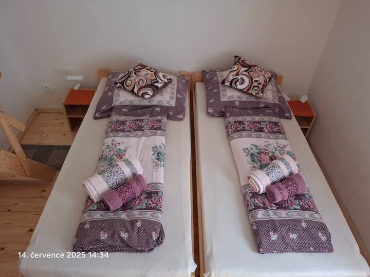 Легло 2× 200×0,90 см проходима спалня с таван. 