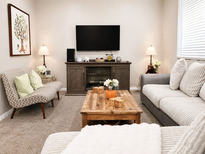 Room C: Comfy Room With Private Bathroom - Farmington, UT