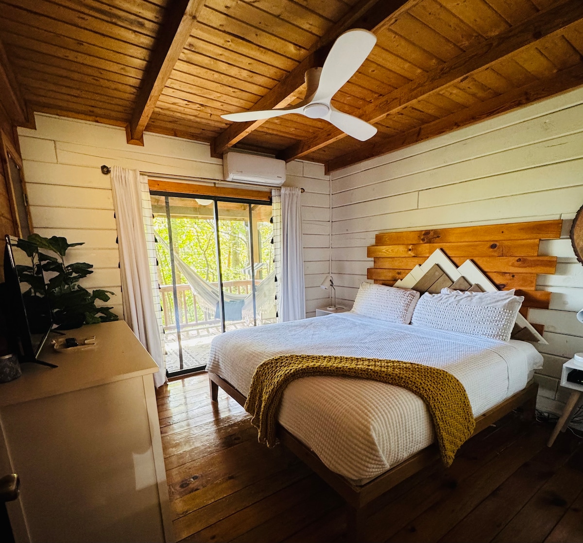 Camera da letto principale con letto king size. TV.