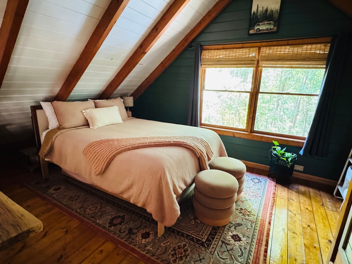 Letto matrimoniale nella zona soppalco al piano superiore