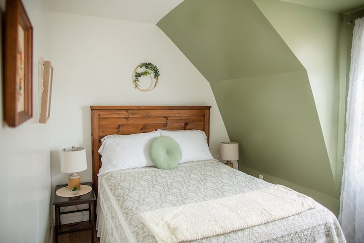 غرفة نوم مريحة بمقاس كوين 