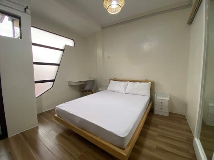 Kjo dhomë gjumi kryesore ka një krevat dopio standard që mund të përshtatet rehat për dy (2) persona. Tualeti dhe banja mund të kenë qasje kur të rrëshqasësh pasqyrën e derës anash.