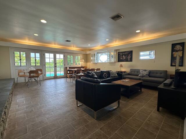 Media City Hillside House 4Bdrm Pool Spa FIBER-1GB gallery image 5