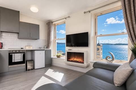 Waterfront 2B Apartment | Harbour Views | Sleeps 5