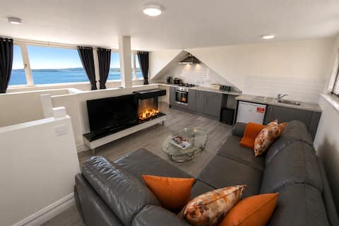 Penthouse Apartment With Harbour & Island Views