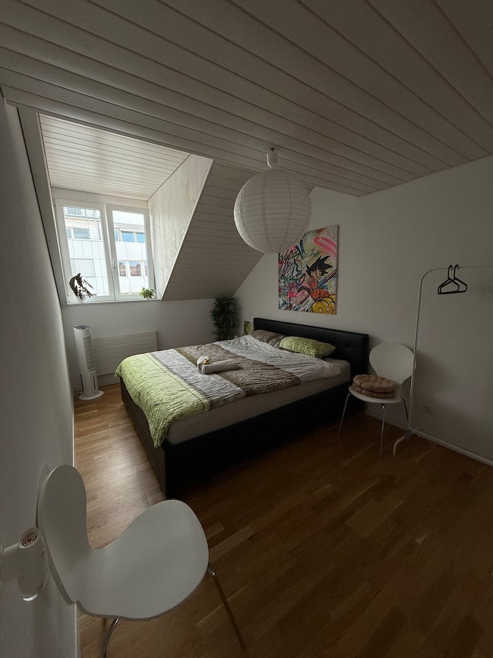 Ondoka kwenye kitanda chenye ukubwa wa kifalme chenye mito mitatu kwa ajili ya starehe mahususi — bora kwa usiku wa kupumzika baada ya kuchunguza Biel.