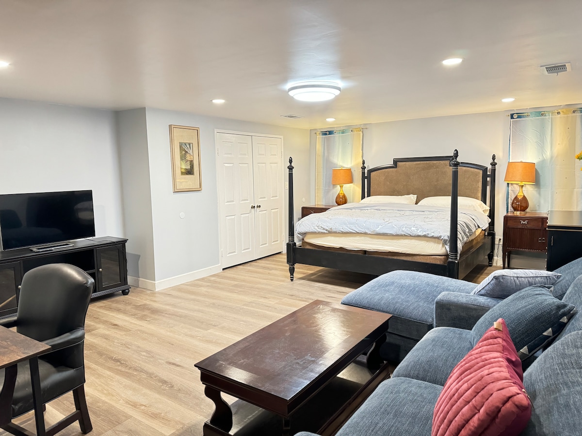 Hlavná spálňa na polovičnom poschodí s 3 schodmi. Vnútri: manželská posteľ, šatník, televízor, pohodlná pohovka s rozkladacou časťou. Exkluzívna kúpeľňa. Ďalšie prikrývky/vankúše uložené v skrini，asi 230 stôp 