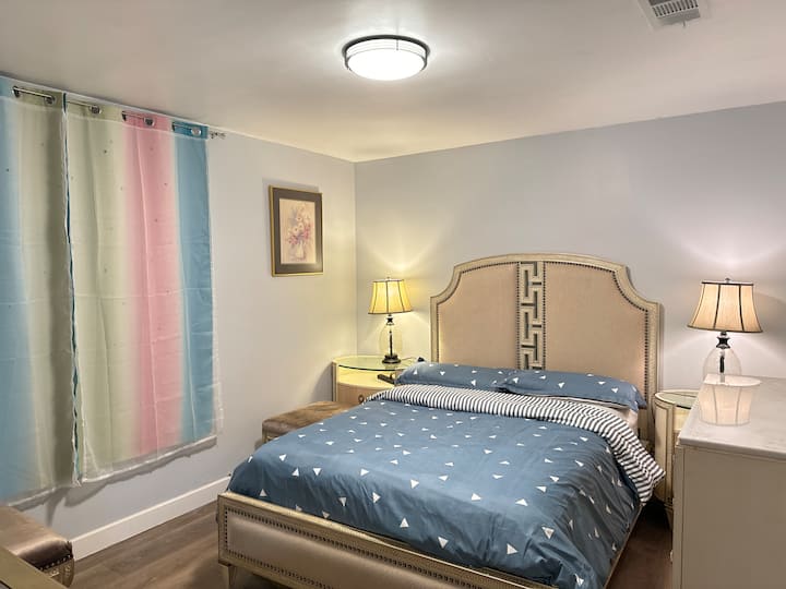 This is a guest room located on the right side of the entrance.It is about 130 square feet. There are very beautiful and exquisite furniture dressers, wardrobes, bedside tables and lamps, a Queen bed, It is located next to the garage of this house