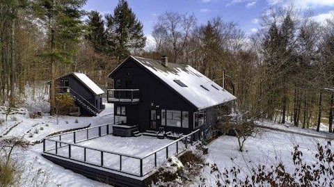 Winter Wonderland | Hot Tub + Fireplace