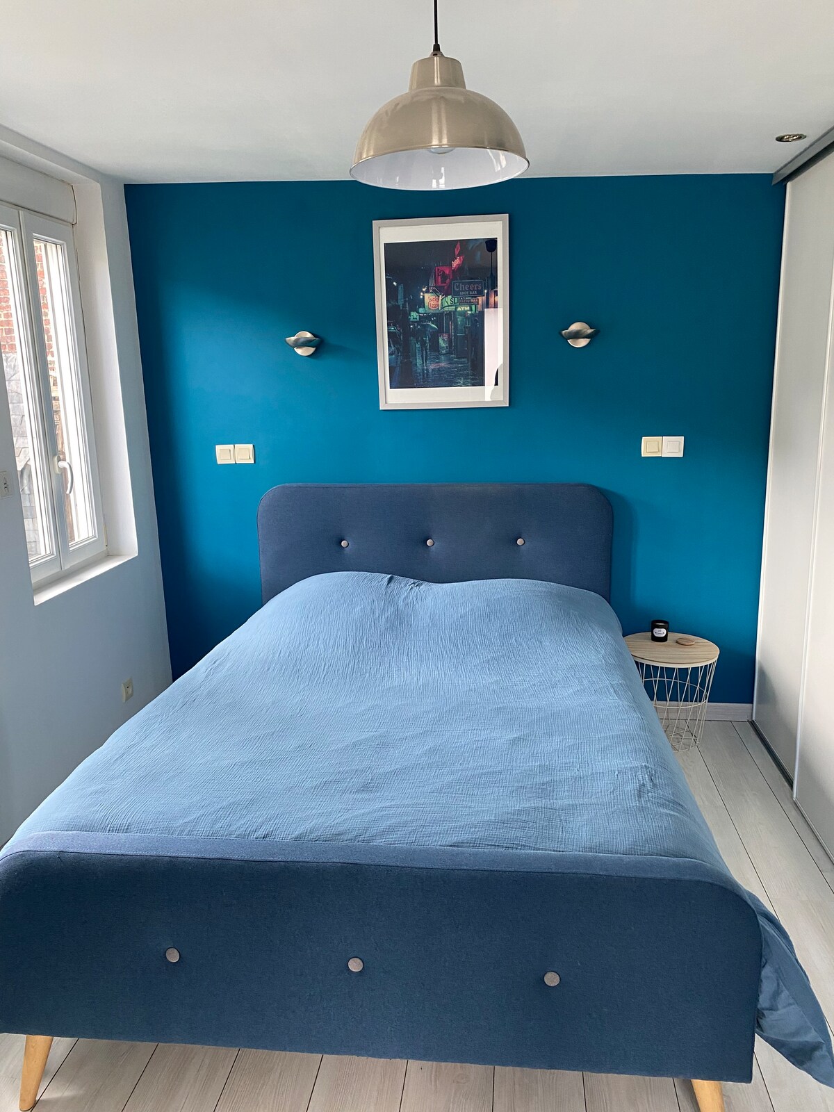 非常明亮的卧室，包括一张140x190的双人床和一间带滑动门的更衣室。 