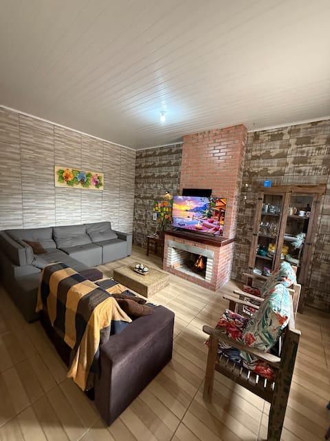 Airbnb em destaque: House in Pinhal with pool and fireplace em Balneário Pinhal