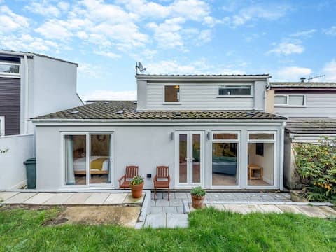 Ty Teifi: Poppit Sands, Cardigan. Waterside Views.